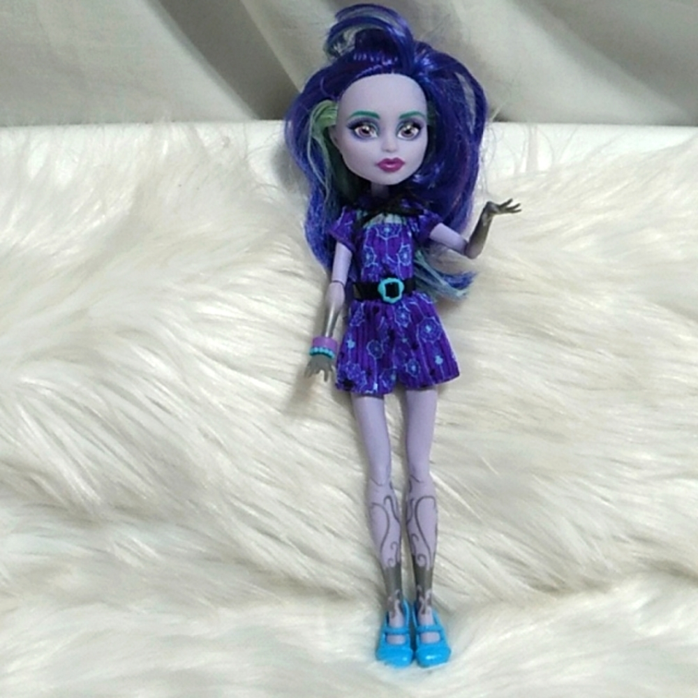 (X-96) Monster High Coffee Bean Twyla Doll